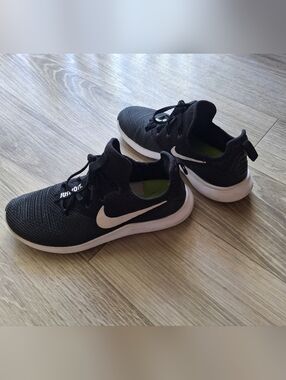 Size 8.5 - Women's Nike Free TR 8 Black And White